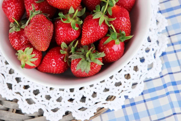 草莓在板上柳条站在餐巾特写 — 图库照片