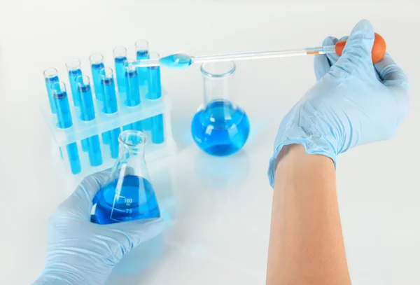 Cientista que trabalha em laboratório isolado em branco — Fotografia de Stock