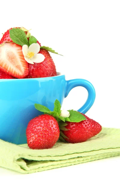 Rijpe zoete aardbeien in blauwe cup geïsoleerd op wit — Stockfoto