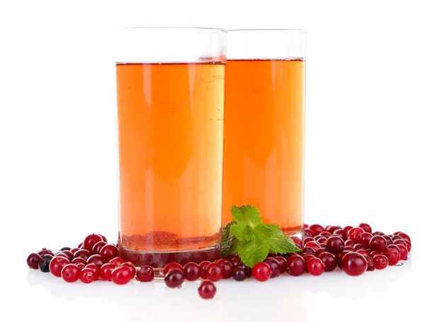 Szklanki soku żurawinowego i dojrzałe czerwone borówki, na białym tle — Zdjęcie stockowe