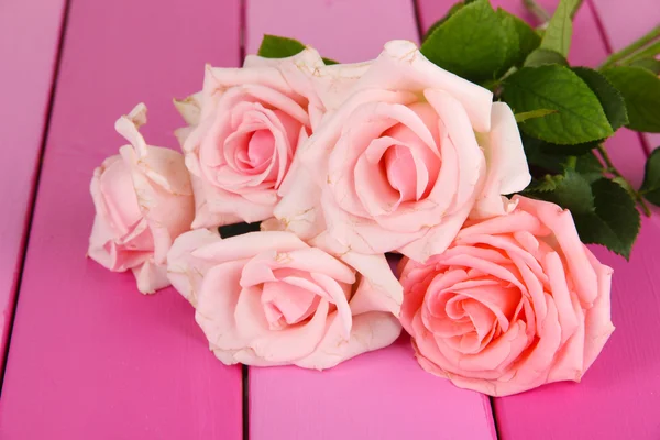 Beau bouquet de roses sur table close-up — Photo