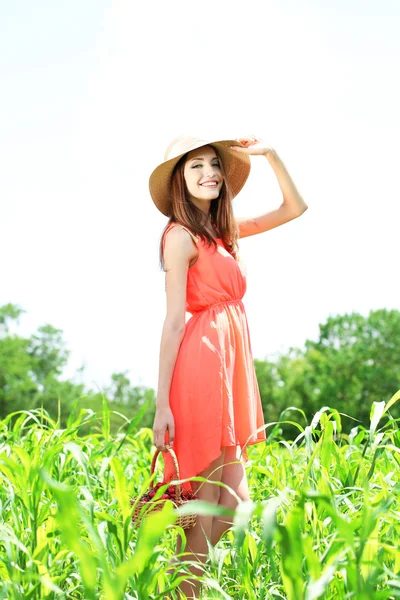 Retrato de bela jovem com bagas no campo — Fotografia de Stock