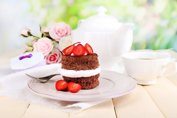 Pastel de chocolate con fresa sobre mesa de madera sobre fondo natural —  Fotos de Stock