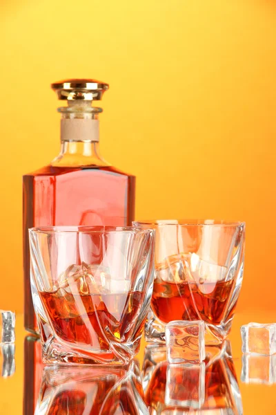 Bouteille et deux verres de whisky écossais, sur fond de couleur — Photo