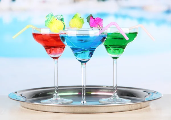 Différents cocktails sur fond lumineux — Photo