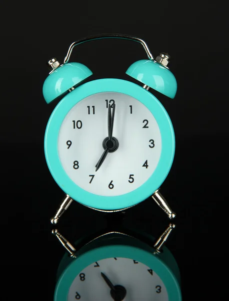 Reloj despertador azul sobre fondo gris oscuro — Foto de Stock