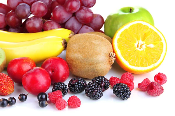 Frutas frescas e bagas isoladas em branco — Fotografia de Stock