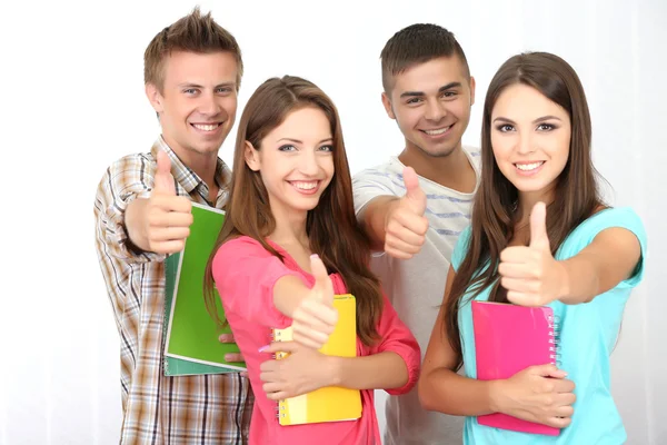 Grupo de jóvenes estudiantes felices y hermosos en la habitación Imagen De Stock