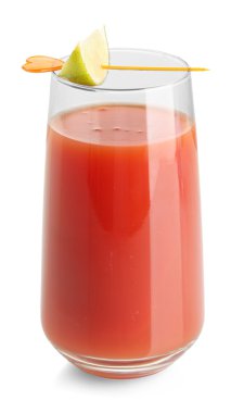 Bloody mary üzerinde beyaz izole kokteyl