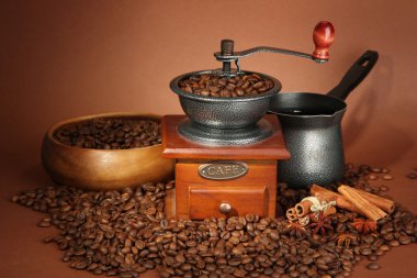 Kahve değirmeni, turk ve kahverengi zemin üzerine kahve çekirdekleri