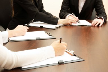 ekip çalışması sırasında iş insanların elinde yakın çekim