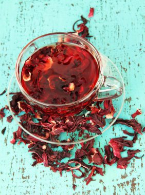 renkli ahşap zemin üzerinde cam bardak bitkisel çay