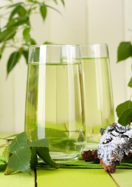 Huş ağacı sap yeşil ahşap masa üzerinde bardak