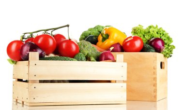 beyaz zemin üzerine ahşap kutular içinde taze sebze