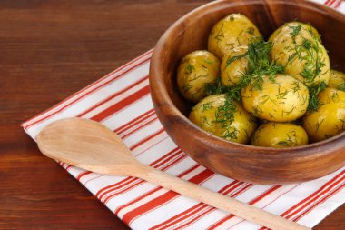 peçete ahşap masa üzerinde ahşap kase haşlanmış patates