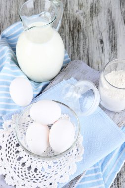 malzemeler hamur üzerinde ahşap masa yakın çekim için