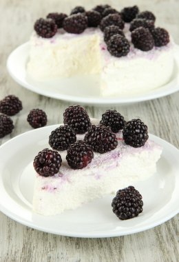 Cheesecake ahşap masa portre üzerinde beyaz tabak taze çilek ile