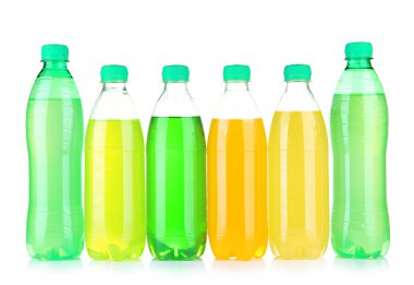 beyaz izole lezzetli içecekler şişe çeşitleri