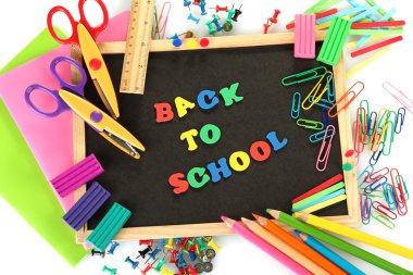 okul ile küçük yazı tahtası beyaz arka plan üzerinde sağlar. okula dönüş