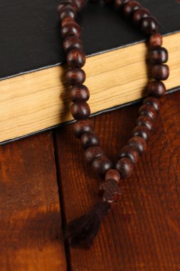 ahşap tespih ve İncil'de yakın çekim