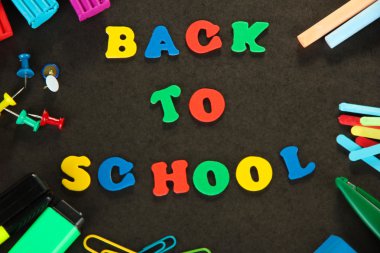 küçük kara tahta okul malzemeleri ile. okula dönüş