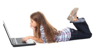 güzel bir kız ile üzerine beyaz izole laptop