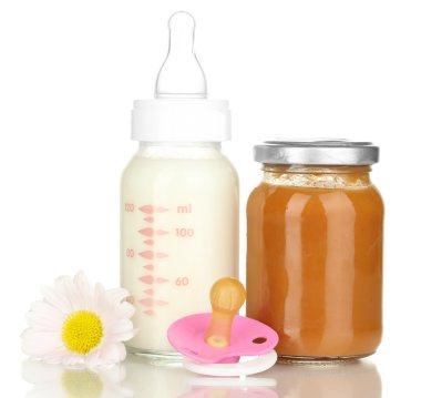 Bebek maması, şişe ve üzerinde beyaz izole meyve suyu