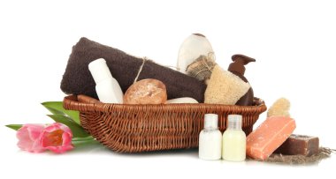 Kozmetik Şişeler ve üzerinde beyaz izole sabun sepeti,