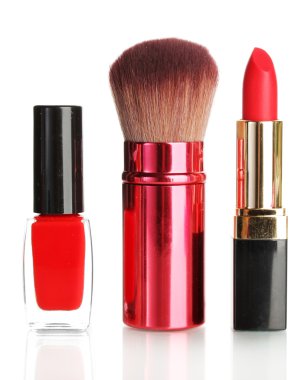 güzel kırmızı ruj, tırnak cilası ve üzerinde beyaz izole fırça