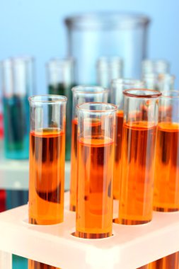 renkli arka plan üzerinde test tüpleri