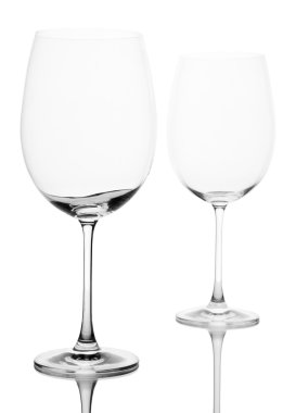 Düzenlenmiş ve üzerinde beyaz izole boş şarap bardakları