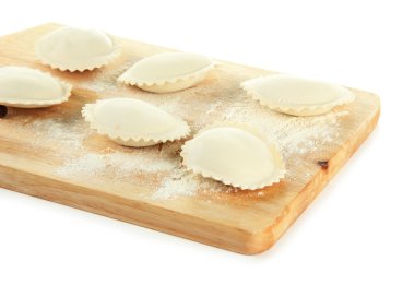 ahşap masa üzerinde beyaz izole, çiğ köfte