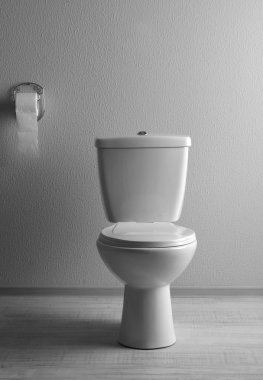 Banyodaki beyaz klozet.