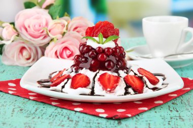 lezzetli jöleli tatlı parlak zemin üzerine taze çilek ile