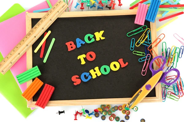 Kleine schoolbord met school levert op witte achtergrond. terug naar school — Stockfoto