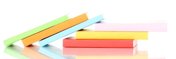 Empilement de livres multicolores isolés sur blanc — Photo