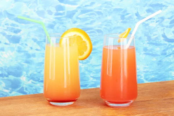 Two cocktails on blue background — Stock Photo, Image