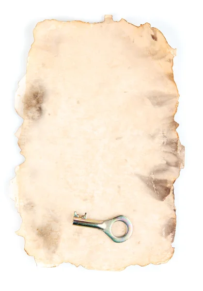 Papel velho com chave isolada em branco — Fotografia de Stock