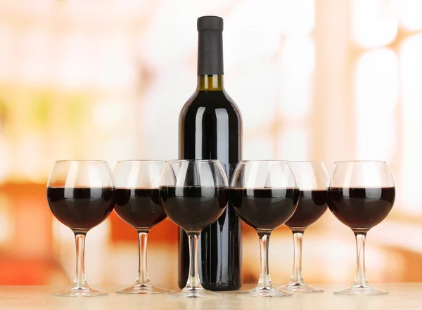 Czerwone wino w szkło i butelka na pokój tło — Zdjęcie stockowe