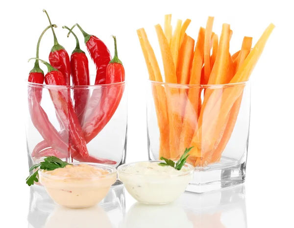 Bâtonnets de légumes crus assortis isolés sur blanc — Photo