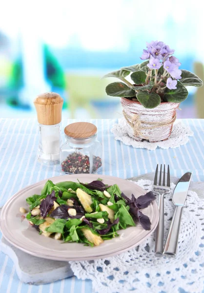 Leichter Salat auf Teller auf Tisch auf Zimmerhintergrund — Stockfoto