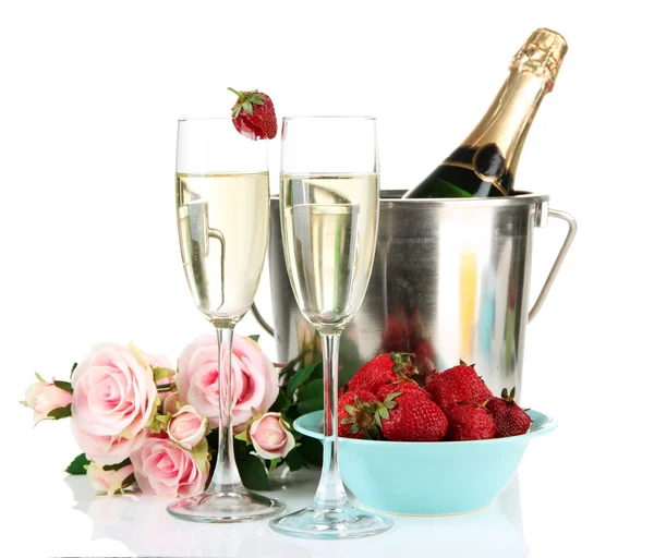 Romantiska Stilleben med champagne, jordgubbe och rosa rosor, isolerad på vit — Stockfoto