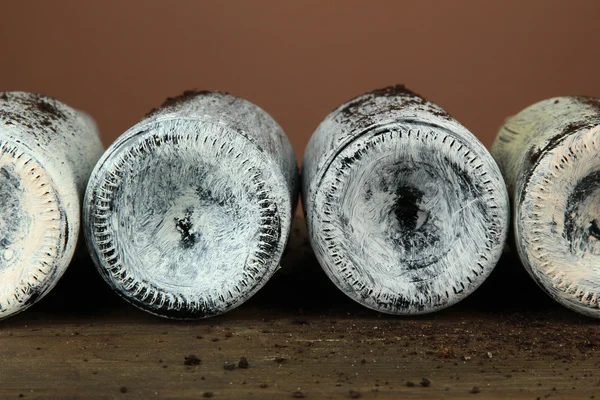 Garrafas velhas de vinho, em fundo marrom escuro — Fotografia de Stock