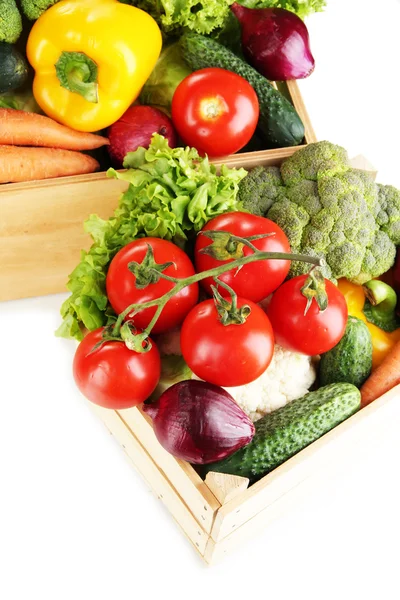 Légumes frais dans des boîtes en bois sur fond blanc — Photo