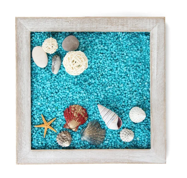 Декоративный песок с оболочками, изолированными на белом — стоковое фото