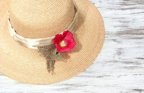 Beau chapeau d'été sur fond en bois — Photo