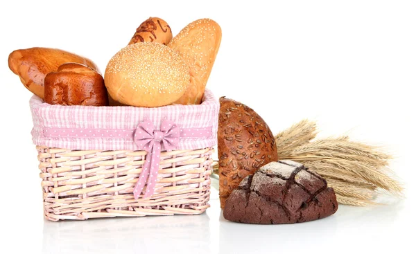 Gebackenes Brot im Weidenkorb isoliert auf weiß — Stockfoto