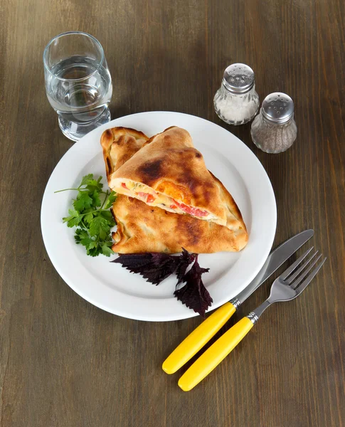Pizza Calzone auf Holztisch — Stockfoto