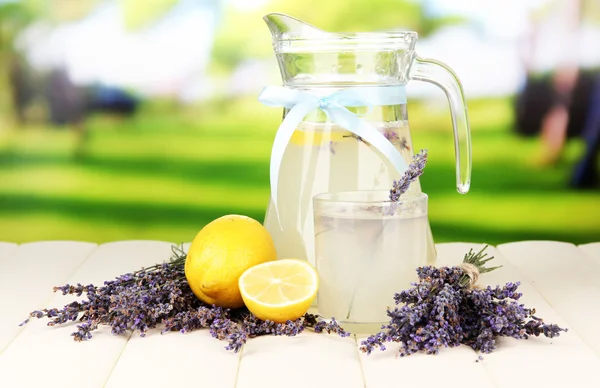 Limonata di lavanda, su sfondo brillante — Foto Stock