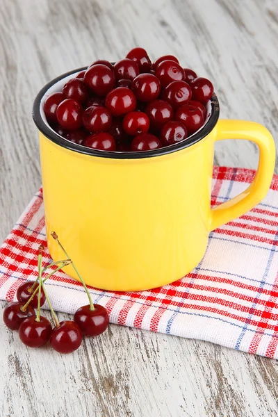 Süßkirsche im Becher auf dem Tisch in Großaufnahme — Stockfoto